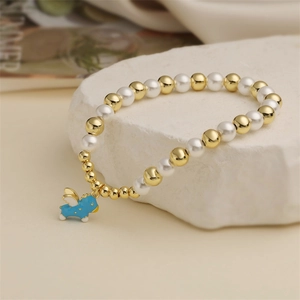 Bracelet charmant en perles et or avec un pendentif poney en émail bleu sur pierre
