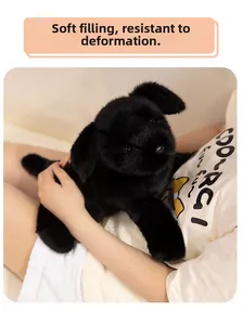 Gros plan d'un chiot en peluche noire douce montrant sa texture duveteuse et son rembourrage