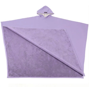 Dettaglio dello scialle viola con cappuccio che mostra flanella e fodera in pile bianco