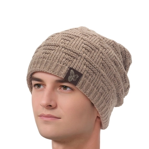 Warme Winter-Strickmütze für Herren mit dekorativem Schmetterlings-Logo-Aufnäher