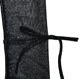 Détail macro du tissu noir pailleté montrant une texture scintillante et un nœud élégant