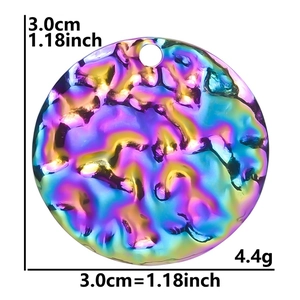 Detailed view of a 3.0cm hammered rainbow stainless steel round pendant with size specs