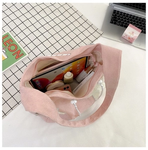 Binnenzicht van roze corduroy tote bag met grote capaciteit voor iPad en accessoires