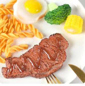 Detail van kunstmatige steak set met gebakken ei broccoli en pasta voor decoratie