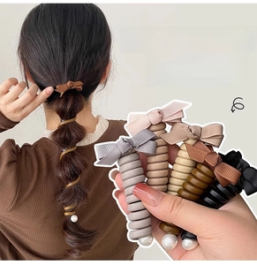 Détails d'élastiques spirales avec nœuds en ruban élégants et perles d'imitation