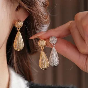 Vintage druppeloorbellen met 18k goudlaagje en glinsterende strassteentjes