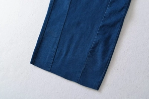 Detailaufnahme des dunkelblauen Denim-Saums mit professioneller Doppelnaht-Verarbeitung