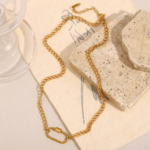 Collana in acciaio inossidabile placcato oro 18K con ciondolo a moschettone ovale