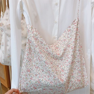 Primer plano de bolsa de algodón con estampado de flores rosas y amarillas