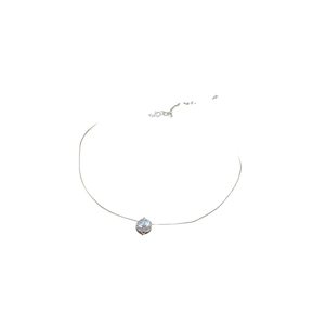 Collana a catena d'argento minimalista con ciondolo in zircone rotondo su bianco