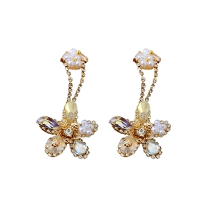 Elegant flower drop earrings with crystals and pearls in gold-plated vintage style