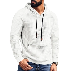 Detailansicht der weißen Waffelstrick-Hoodie-Textur mit Kängurutasche und Kordelzügen