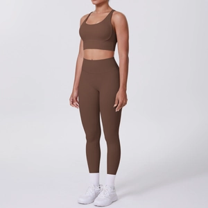 Détail du legging taille haute et soutien-gorge de sport marron foncé avec dos croisé