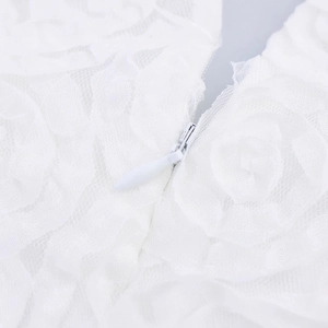 Robe élégante en dentelle française blanche avec motifs floraux et fermeture éclair cachée