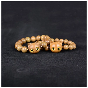 Détail de bracelets en perles de bois avec tête de chat et accents d'yeux jaunes vifs