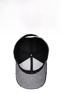 Détail de la doublure respirante et boucle métallique sur casquette pied-de-poule