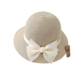 Chapeau de soleil beige tressé pour femme avec grand nœud blanc et protection UV