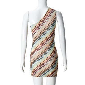 Détail du tricot d'une robe bohème colorée à une épaule et coupe moulante ajustée