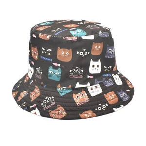 Détails des motifs chats et poissons sur le bob en toile noire avec coutures de bord