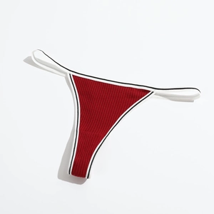 String en tricot côtelé rouge pour femmes avec bordure contrastée noire et blanche