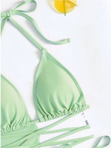 Detail des minzgrünen Bikini-Tops mit gerafften Triangel-Cups und verstellbaren Bändern