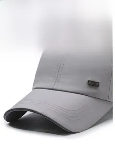 Détail de la casquette sport grise montrant la visière et le logo Sport