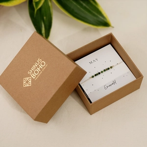 Bracelet fait main en perles d'émeraude de mai dans un coffret Shinus Boho
