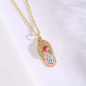 18K vergoldete Halskette mit rosa Pantoffel-Anhänger und blauem Evil Eye Zirkon Detail