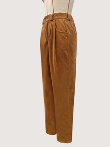 Détail du pantalon en velours côtelé camel avec taille élastique et texture côtelée