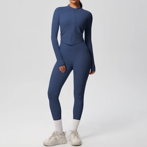 Ensemble de sport bleu foncé avec passants de pouce et ourlet en V sur le haut ajusté