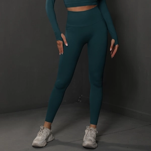 Détail de l'ensemble de yoga sans couture avec haut à manches longues et legging taille haute