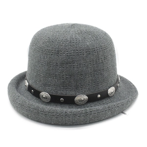 Détail du chapeau en laine grise avec bandeau en cuir et rivets métalliques argentés