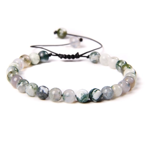 Nahaufnahme der 6mm Moosachat-Perlen am schwarzen geflochtenen verstellbaren Yoga-Armband