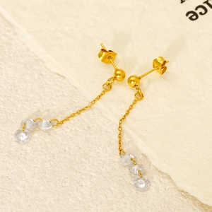 Vue détaillée de boucles d'oreilles dorées avec pampilles en zircone blanc en cascade