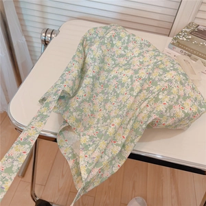 Détails de la texture du coton floral vert et de la bandoulière sur le sac fourre-tout