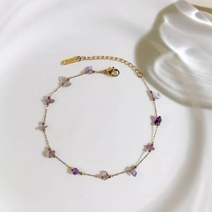 Collier en titane plaqué or 18 carats avec cristaux violets et perles dorées fines