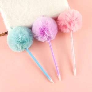 Lot de trois stylos à bille pelucheux rose bleu et violet avec pompons en fausse fourrure