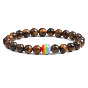 Bracciale di perline occhio di tigre con pietra chakra arcobaleno su sfondo bianco