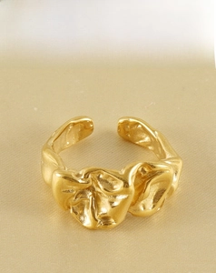 Détail d'une bague en acier inoxydable plaqué or 18 carats aux textures plissées de lave