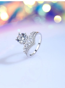Macro detail of S925 sterling silver V-shaped crown ring with 2-carat moissanite stone