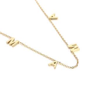 Collier minimaliste en acier inoxydable doré avec pendentif MAMA sur fond blanc éclatant