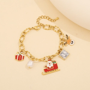 Vue détaillée du bracelet de Noël en acier inoxydable doré avec renne et père Noël.