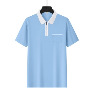 Detail eines hellblauen Poloshirts mit weißem Kontrastkragen und halbem Reißverschluss