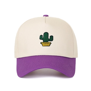 Détail de la broderie cactus sur une casquette trucker rétro beige et violette