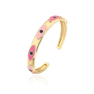 Detalle macro del brazalete dorado con ojos de esmalte rosa y piedras de circón azulado