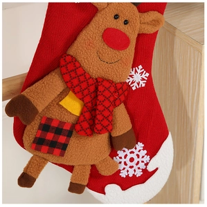 Nahaufnahme eines gestrickten Weihnachtssockens mit 3D-Rentierdekor und Schneeflocken