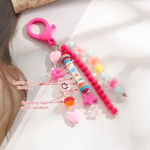 Détail du porte-clés à perles colorées avec lettres LOVE et breloque visage souriant