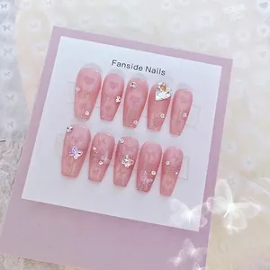 Faux ongles ballerine dégradé rose avec papillons en résine 3D et accents strass cœur