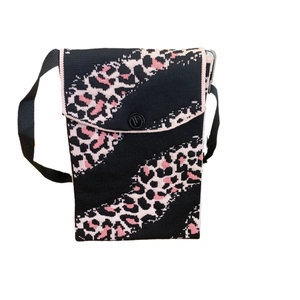 Knitted mini crossbody phone bag with black and pink leopard print pattern for women