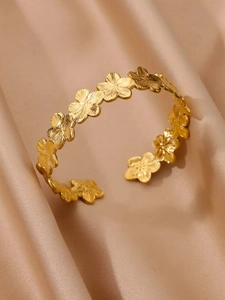 Détail du bracelet fleuri plaqué or 18 carats avec motifs de fleurs à cinq pétales